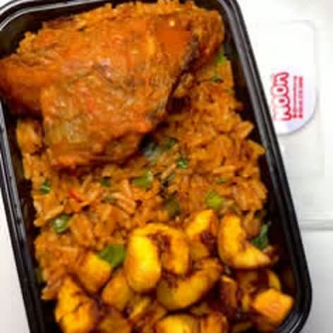 Jollof rice with chicken and fried plantain